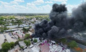 La combustión de materiales plásticos generó una densa nube de humo negro