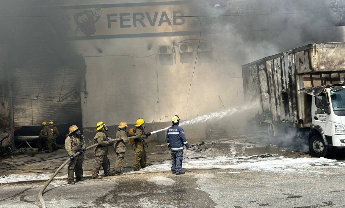 Incendio en bodega de plásticos en Mérida: ¡Explosiones y caos en el oriente de la ciudad!