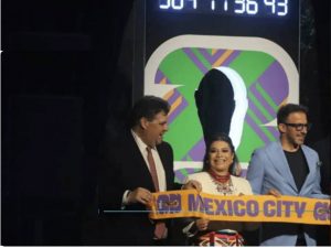 Develación del reloj monumental que marca la cuenta regresiva para el evento