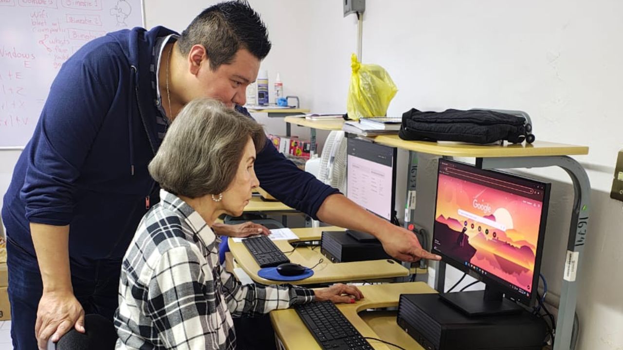 Clases gratis de uso de plataformas digitales para adultos mayores: Una oportunidad para reconectar