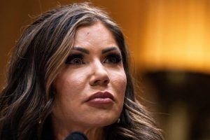 Kristi Noem fue hospitalizada, esto ocurre en un momento de tensiones políticas