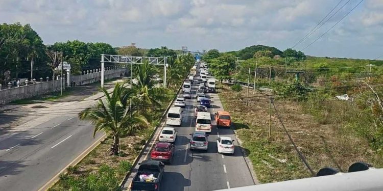 Dos accidentes automovilísticos en el Bulevar Colosio de Cancún: tráfico paralizado