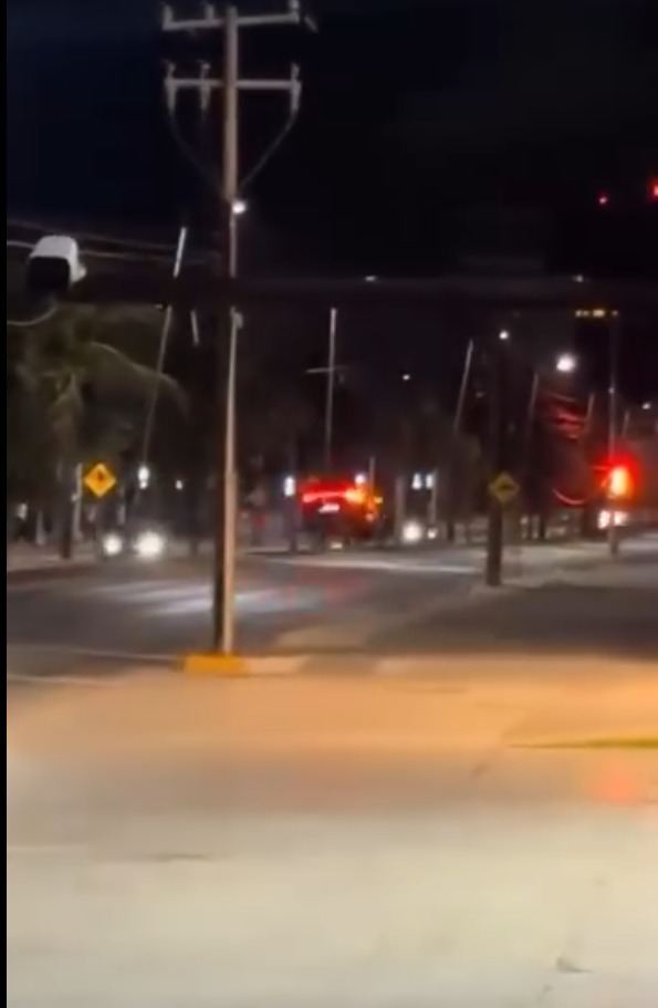 Un video difundido en TikTok muestra un auto negro que al pasar a alta velocidad sobre el tope sale por los aires y luego cae.