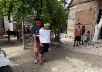 vecinos amarran a falsos cobradores de luz en Quintana Roo