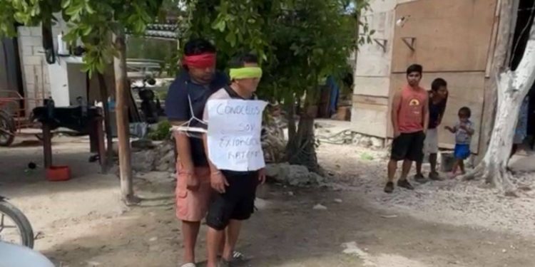 vecinos amarran a falsos cobradores de luz en Quintana Roo