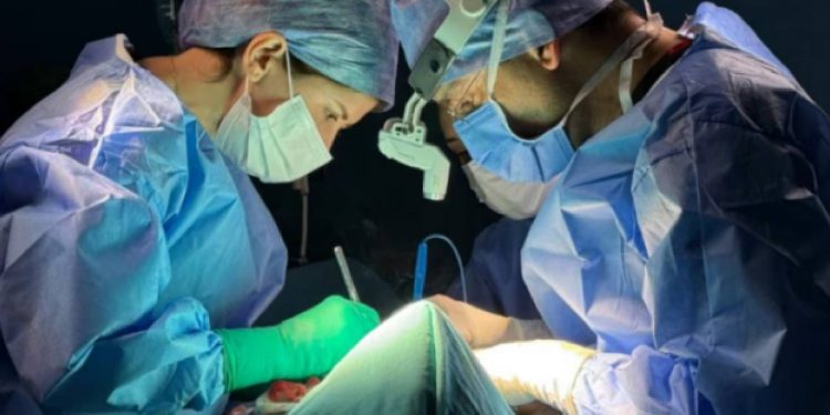 Le amputan la pierna equivocada a una abuelita: escándalo médico viral