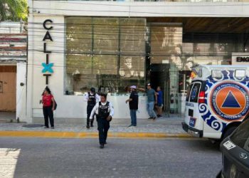 Rescatan a 12 personas atrapadas en un elevador en Playa del Carmen