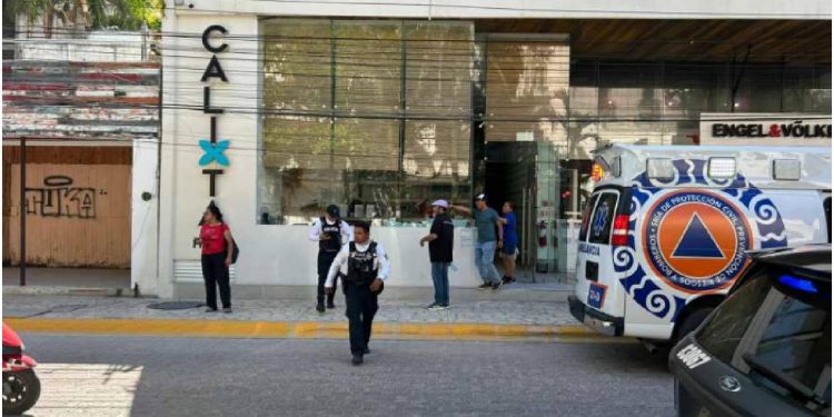 Rescatan a 12 personas atrapadas en un elevador en Playa del Carmen