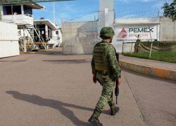 Condenan a exfuncionarios de Pemex por huachicol