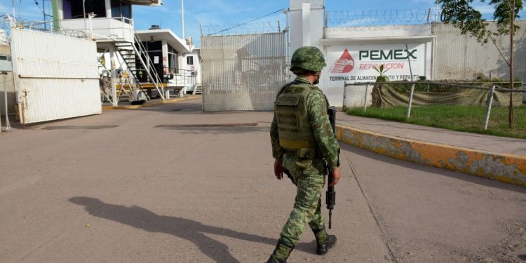 Condenan a exfuncionarios de Pemex por huachicol