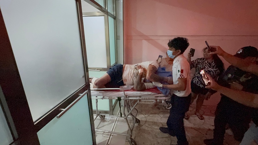 El motociclista fue atendido por paramédicos privados y luego trasladado al Hospital General, donde recibió atención médica. Las autoridades indicaron que la lesión no sería grave.