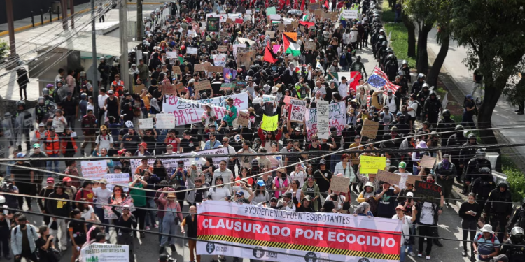 Marcha contra la gentrificación fue ‘encapsulada’ por la policía: tensión en CDMX
