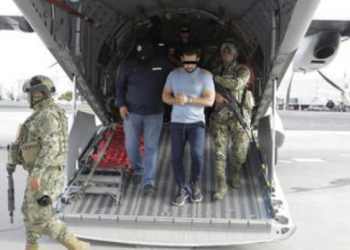 Ultimátum a las autoridades para que informen dónde está “El Mamado” En Cambio Diario informa que el juzgado pregunta: dónde está “El Mamado”, Ulises Pinto Madera”, y dio un ultimátum a las autoridades para que lo informen. El sujeto es presunto fundador del grupo delictivo “La Barredora” y señalado como integrante del Cártel Jalisco Nueva Generación (CJNG). Pinto Madera fue detenido por las fuerzas federales el pasado miércoles en un operativo conjunto en Tlajomulco de Zúñiga, Jalisco. Amparo otorgado para evitar malos tratos Tras su detención, Pinto Madera promovió un juicio de amparo en el Juzgado Décimo Primero de Distrito en Materia Penal en la Ciudad de México. El juzgado le otorgó una suspensión de plano para evitar actos de incomunicación, malos tratos o tortura durante su detención. Desaparición y ultimátum judicial El juzgado informó que no ha logrado localizar a Pinto Madera en las instalaciones de la Fiscalía Especializada en Materia de Delincuencia Organizada (FEMDO), donde su abogado afirmó que se encontraba bajo custodia. Ante la falta de certeza sobre su ubicación, un secretario en funciones de juez otorgó un plazo de 48 horas a la Fiscalía General de la República (FGR) y de 24 horas a la Secretaría de Seguridad y Protección Ciudadana (SSPC) para que informen sobre el paradero de “El Mamado”. Reacciones de las autoridades La FGR y la SSPC han sido requeridas para proporcionar información sobre la ubicación de Pinto Madera. Además, se solicitó al abogado defensor que informe si conoce el paradero actual de su representado, advirtiéndole que, de no hacerlo, se procederá conforme a derecho. Contexto de “La Barredora” y vínculos con el CJNG Ulises Pinto Madera es señalado como uno de los líderes de “La Barredora”, grupo criminal con presencia en al menos tres entidades del país. Se le vincula con el Cártel Jalisco Nueva Generación (CJNG) y con Hernán Bermúdez Requena, exsecretario de Seguridad de Tabasco y líder visible de “La Barredora”. Situación jurídica pendiente El próximo lunes se definirá la situación jurídica de Pinto Madera. El presunto cabecilla de “La Barredora” solicitó la duplicidad del plazo constitucional para que se resuelva si es vinculado a proceso o no, con el objetivo de recabar pruebas y preparar su estrategia de defensa. ¿ Dónde está “El Mamado”? La detención de Ulises Pinto Madera, alias “El Mamado”, y su posterior desaparición han generado incertidumbre sobre su paradero. Las autoridades tienen plazos establecidos para informar sobre su ubicación, mientras se espera la resolución de su situación jurídica. Metadescripción: Ultimátum a autoridades para informar sobre el paradero de “El Mamado”, líder de “La Barredora”. Su ubicación es incierta tras su detención.