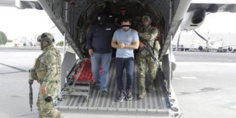 Ultimátum a las autoridades para que informen dónde está “El Mamado” En Cambio Diario informa que el juzgado pregunta: dónde está “El Mamado”, Ulises Pinto Madera”, y dio un ultimátum a las autoridades para que lo informen. El sujeto es presunto fundador del grupo delictivo “La Barredora” y señalado como integrante del Cártel Jalisco Nueva Generación (CJNG). Pinto Madera fue detenido por las fuerzas federales el pasado miércoles en un operativo conjunto en Tlajomulco de Zúñiga, Jalisco. Amparo otorgado para evitar malos tratos Tras su detención, Pinto Madera promovió un juicio de amparo en el Juzgado Décimo Primero de Distrito en Materia Penal en la Ciudad de México. El juzgado le otorgó una suspensión de plano para evitar actos de incomunicación, malos tratos o tortura durante su detención. Desaparición y ultimátum judicial El juzgado informó que no ha logrado localizar a Pinto Madera en las instalaciones de la Fiscalía Especializada en Materia de Delincuencia Organizada (FEMDO), donde su abogado afirmó que se encontraba bajo custodia. Ante la falta de certeza sobre su ubicación, un secretario en funciones de juez otorgó un plazo de 48 horas a la Fiscalía General de la República (FGR) y de 24 horas a la Secretaría de Seguridad y Protección Ciudadana (SSPC) para que informen sobre el paradero de “El Mamado”. Reacciones de las autoridades La FGR y la SSPC han sido requeridas para proporcionar información sobre la ubicación de Pinto Madera. Además, se solicitó al abogado defensor que informe si conoce el paradero actual de su representado, advirtiéndole que, de no hacerlo, se procederá conforme a derecho. Contexto de “La Barredora” y vínculos con el CJNG Ulises Pinto Madera es señalado como uno de los líderes de “La Barredora”, grupo criminal con presencia en al menos tres entidades del país. Se le vincula con el Cártel Jalisco Nueva Generación (CJNG) y con Hernán Bermúdez Requena, exsecretario de Seguridad de Tabasco y líder visible de “La Barredora”. Situación jurídica pendiente El próximo lunes se definirá la situación jurídica de Pinto Madera. El presunto cabecilla de “La Barredora” solicitó la duplicidad del plazo constitucional para que se resuelva si es vinculado a proceso o no, con el objetivo de recabar pruebas y preparar su estrategia de defensa. ¿ Dónde está “El Mamado”? La detención de Ulises Pinto Madera, alias “El Mamado”, y su posterior desaparición han generado incertidumbre sobre su paradero. Las autoridades tienen plazos establecidos para informar sobre su ubicación, mientras se espera la resolución de su situación jurídica. Metadescripción: Ultimátum a autoridades para informar sobre el paradero de “El Mamado”, líder de “La Barredora”. Su ubicación es incierta tras su detención.