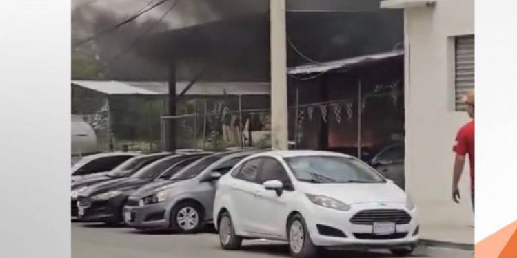 Cuatro muertos en ataque armado en Monterrey a un lote de autos.