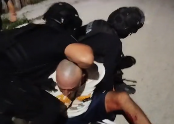 Bajo investigación policías de Cancún por disparar contra un motociclista sometido