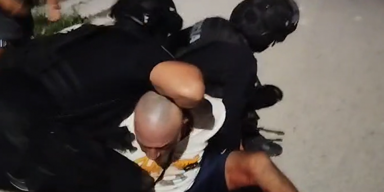 Bajo investigación policías de Cancún por disparar contra un motociclista sometido