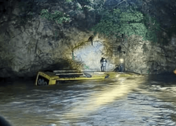 Cae autobús a río en Guerrero: 8 muertos