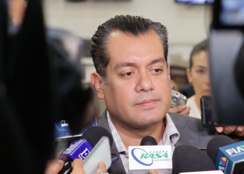 Claudio X. González detrás del #DatoProtegido