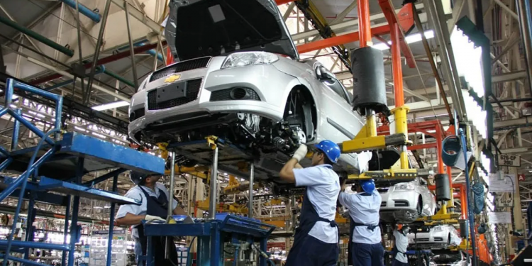 Aumenta producción de autos en junio