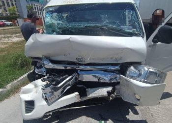 Encontronazo deja 6 lesionados en bulevar Colosio de Cancún tras choque entre tráiler y van