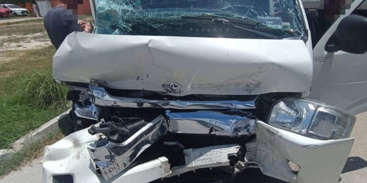 Encontronazo deja 6 lesionados en bulevar Colosio de Cancún tras choque entre tráiler y van