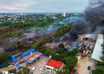 Megaincendio en retén de Villahermosa consume más de 100 autos y activa operativo de emergencia