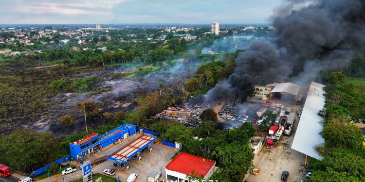 Megaincendio en retén de Villahermosa consume más de 100 autos y activa operativo de emergencia