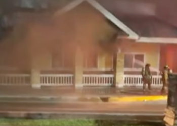 Voraz incendio en Cancún arrasa restaurante abandonado