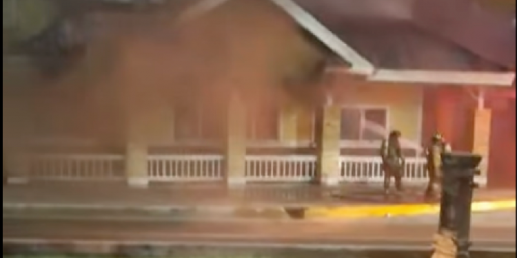 Voraz incendio en Cancún arrasa restaurante abandonado