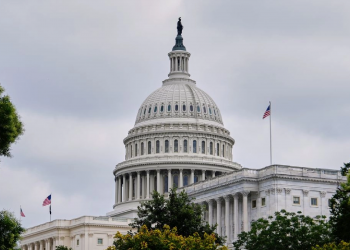 Golpe a la difusión de información: EU recorta fondos a medios públicos
