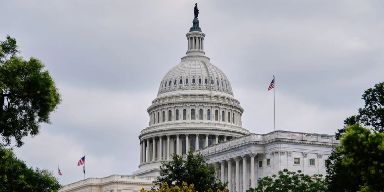 Golpe a la difusión de información: EU recorta fondos a medios públicos