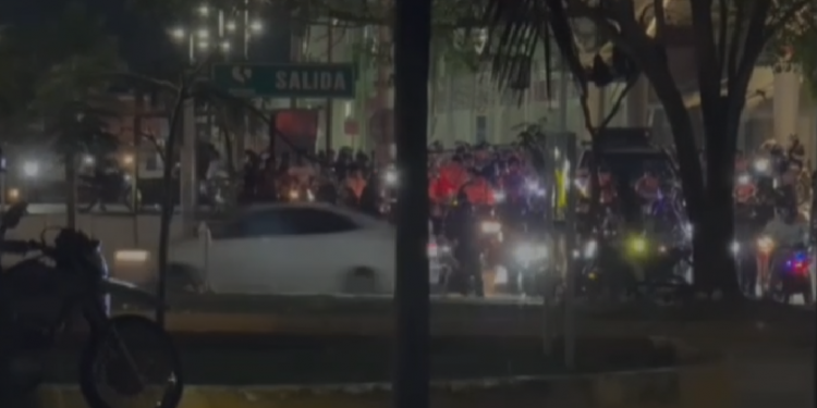 Desafían motociclistas operativos con rodada en Cancún tras decomisos