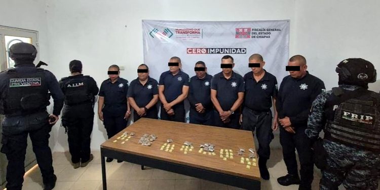 Policías de Chiapas detenidos con droga