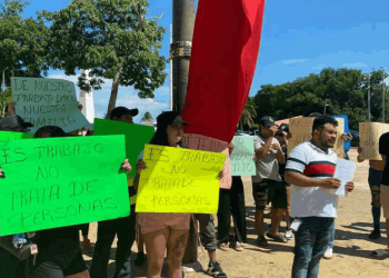 Protesta de trabajadores de bares y cantinas frente al Palacio de Gobierno en Chetumal