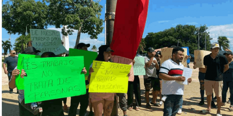 Protesta de trabajadores de bares y cantinas frente al Palacio de Gobierno en Chetumal