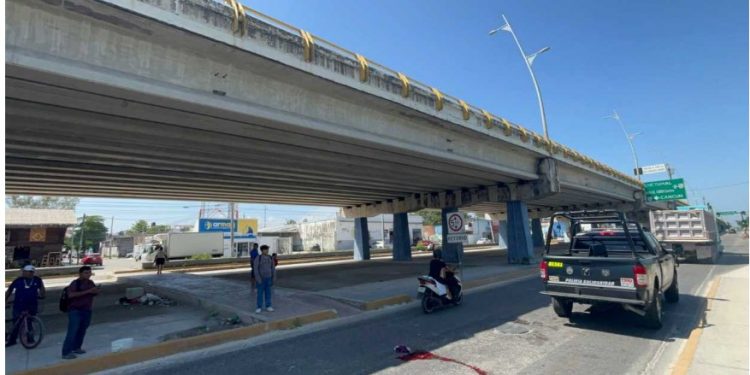 hombre se lanzó del puente en el Bulevar Playa del Carmen