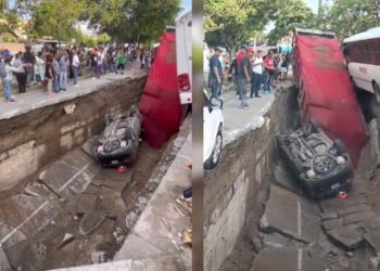 Se abre un enorme socavón en Guadalajara: provoca caída de dos vehículos y quedan personas atrapadas