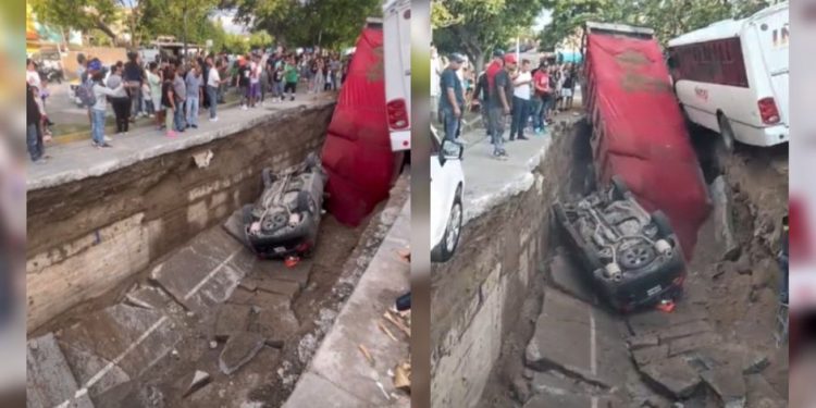 Se abre un enorme socavón en Guadalajara: provoca caída de dos vehículos y quedan personas atrapadas