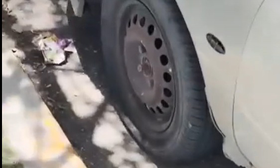Dos taxistas, uno perteneciente al sindicato Suchaa de Chetumal y otro al de Bacalar, dañaron las llantas de un automóvil estacionado frente a la plaza comercial.