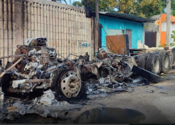 Atacan piromaníacos dos tráileres en Playa del Carmen: Vecinos enfrentan las llamas sin ayuda