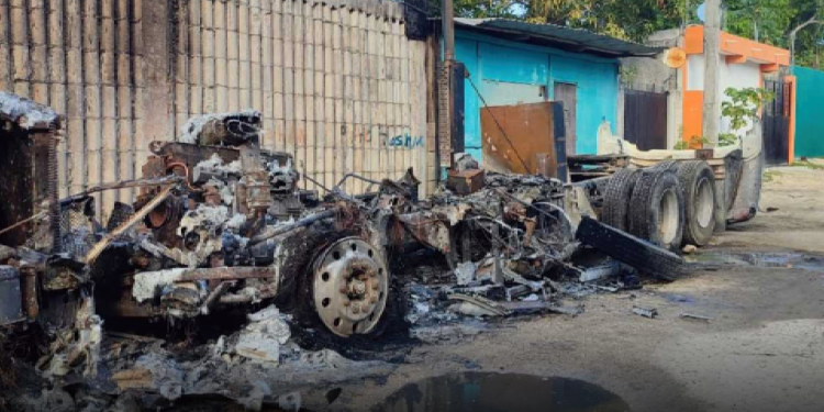Atacan piromaníacos dos tráileres en Playa del Carmen: Vecinos enfrentan las llamas sin ayuda