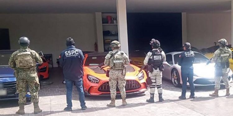 Aseguran 14 vehículos de lujo tras cateo en Temozón