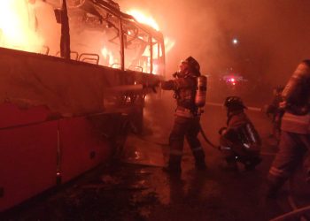Incendio en Ruta 5 destruye autobuses de Transportes Alianza