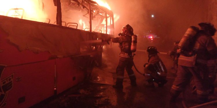Incendio en Ruta 5 destruye autobuses de Transportes Alianza