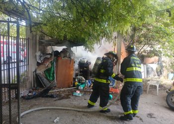 Evacúan escuela “José Martí” por incendio de llantas en predio aledaño en la colonia Ejido Norte