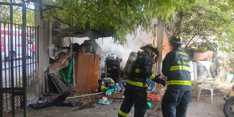 Evacúan escuela “José Martí” por incendio de llantas en predio aledaño en la colonia Ejido Norte