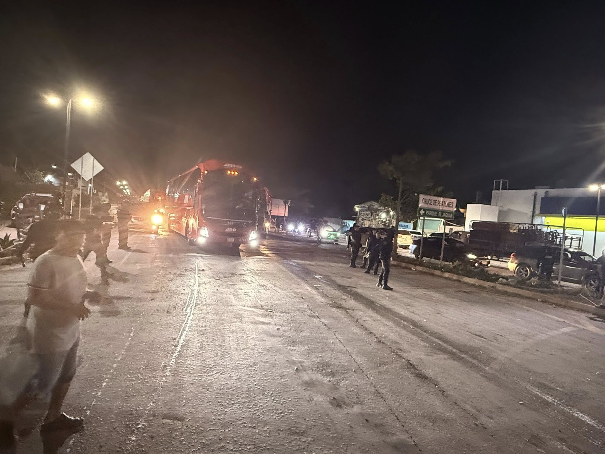 El caos en Tulum por bloqueo carretero dejó una jornada marcada por la incertidumbre y la falta de rutas alternas eficientes, lo que agravó los efectos del conflicto.