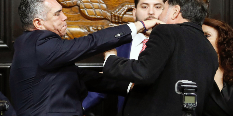 El largo historial agresivo del senador Noroña