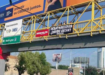 En Cambio Diario documentó el hecho ocurrido en Monterrey el pasado 30 de agosto. Policías de Monterrey intentan esposar a madre buscadora durante una protesta pacífica en el Puente del Papa, sobre la avenida Constitución. La mujer participaba en una actividad organizada por el colectivo Fuerzas Unidas por Nuestros Desaparecidos en Nuevo León, en memoria del Día Internacional de las Víctimas de Desaparición Forzada.